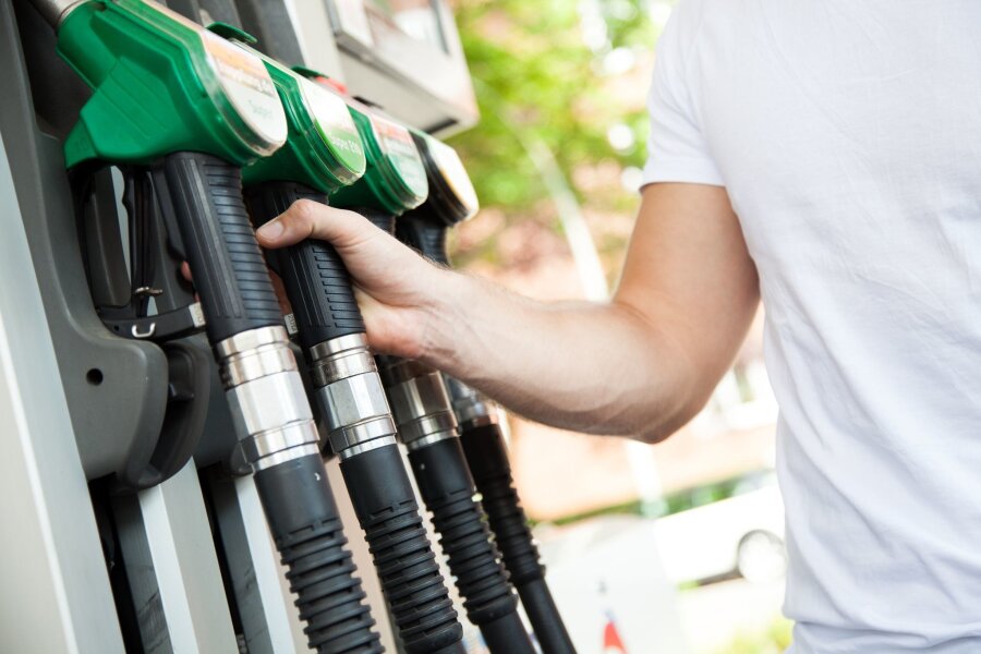 Aufladen oder Tanken – was kostet mehr? - Die Tankkosten für ein Auto mit Benzinmotor liegen im Schnitt höher als die Ladekosten eines E-Autos zu Hause.