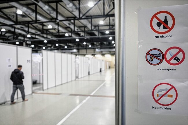 Aufnahme von Flüchtlingen in Sachsen: Wie Landkreise unter Druck geraten - Die Stadt Dresden hat im November eine Messehalle als vorübergehende Unterkunft für bis zu 550 Flüchtlinge hergerichtet. 