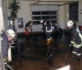 Aufräumen nach Hagel-Unwetter in Schwarzbach - 
              <p class="artikelinhalt">Feuerwehrleute und Umwelttechniker versuchen im Gebäude einer Kfz-Werkstatt ausgelaufenem Altöl Herr zu werden.</p>
            