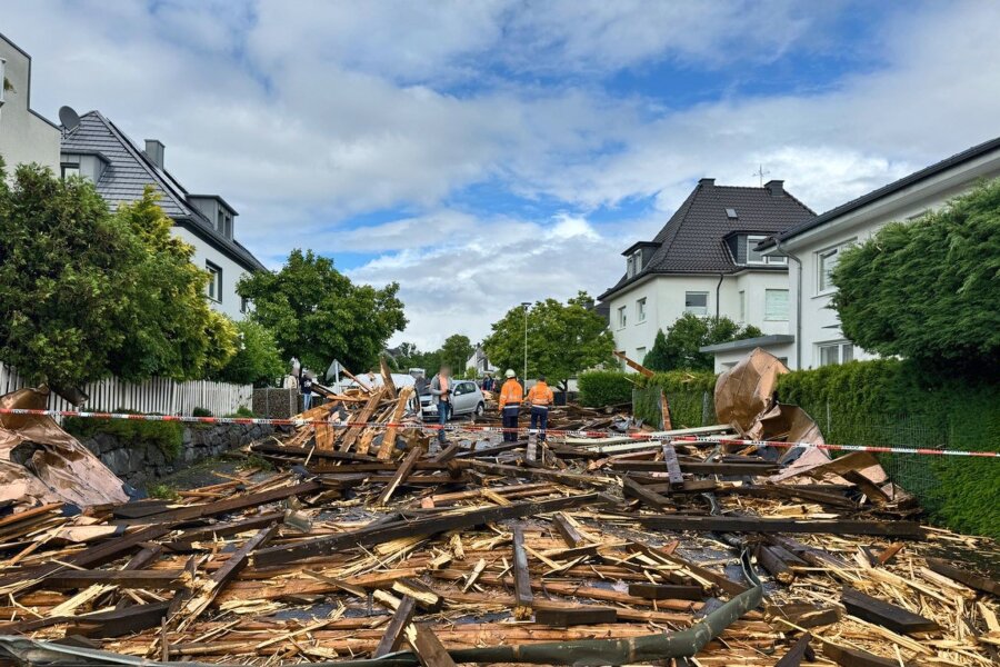 Aufräumarbeiten nach möglichem Tornado in Hagen - Trümmer des Kirchturmdaches liegen auf der Straße: Der Dachstuhl wurde nun völlig zerstört.