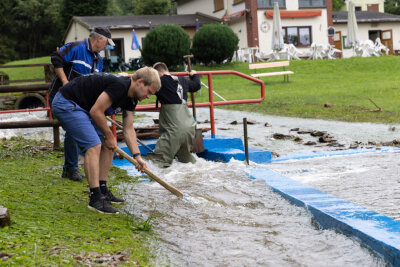 Aufräumarbeiten nach Unwetter in Steinbach: Schwimmbad mit Schlamm geflutet - Das Schwimmbadbecken in Steinbach wurde durch die Sturzflut komplett mit Schlamm gefüllt. 