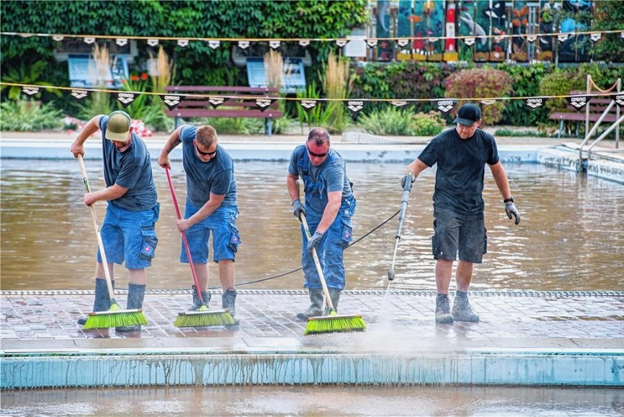 Am Tag nach der Flut sind freiwillige Helfer aus Chemnitz dabei, die Schlammmassen aus dem Bad zu entfernen. 