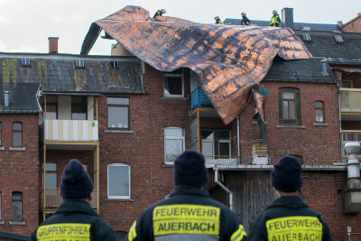 Aufräumen nach "Friederike" - einige Straßen noch gesperrt - In Auerbach hatte es am Donnerstag ein komplettes Dach abgedeckt, am Freitagfrüh wurde das große Kupferblech-Stück von dem Mehrfamilienhaus runtergehievt.