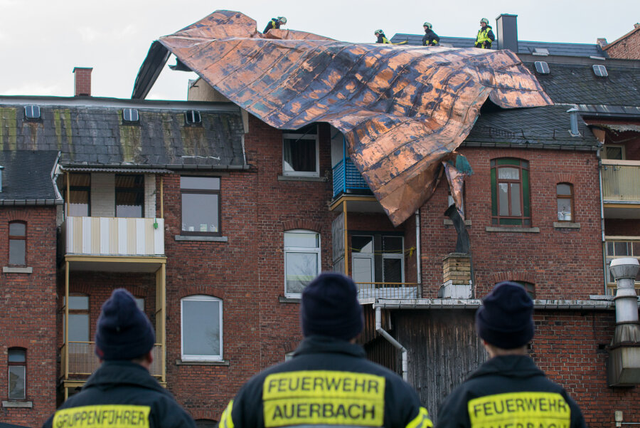 In Auerbach hatte es am Donnerstag ein komplettes Dach abgedeckt, am Freitagfrüh wurde das große Kupferblech-Stück von dem Mehrfamilienhaus runtergehievt.