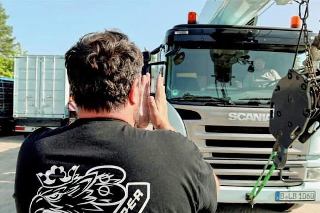 Aufregung und Vorfreude im Erzgebirge: Der Aufbau der Kät läuft - Damian Heene beherrscht die Millimeterarbeit. Seit Pfingstsonntag sind alle Elemente der "größten mobilen Wasserrutsche Europas" in Annaberg. 