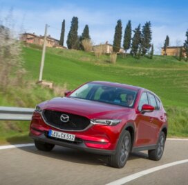 Aufrücken zur Premiumliga - Aufgefrischte Zweitauflage: Mazda bringt seinen kompakten Geländewagen CX-5 ab für mindestens 24.990 Euro in den Handel.