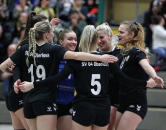 Aufschlagsserien bringen den klaren Sieg - Allen Grund zum Jubeln hatten die Volleyballerinnen des SV 04 Oberlosa beim 3:0-Heimsieg gegen Volley Juniors Thüringen. 