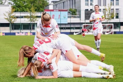 Aufstieg in die Bundesliga: Die Frauen von RB Leipzig sind gekommen, um zu bleiben - Jenny Hipp hat für RB getroffen, ihre Leipziger Teamkollegen begraben sie unter einem Jubelhaufen.