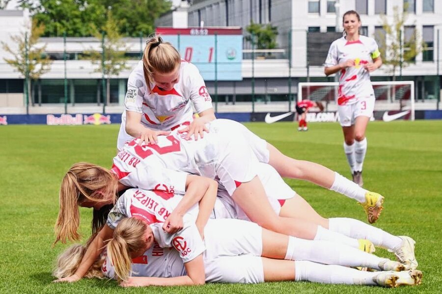 Aufstieg in die Bundesliga: Die Frauen von RB Leipzig sind gekommen, um zu bleiben - Jenny Hipp hat für RB getroffen, ihre Leipziger Teamkollegen begraben sie unter einem Jubelhaufen.