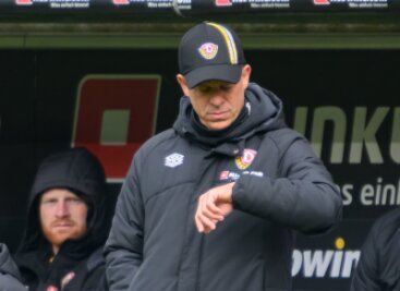 Aufstiegs-Hoffnungen sinken: Dynamo-Trainer muss gehen - Dynamo Trainer Markus Anfang schaut auf die Uhr.