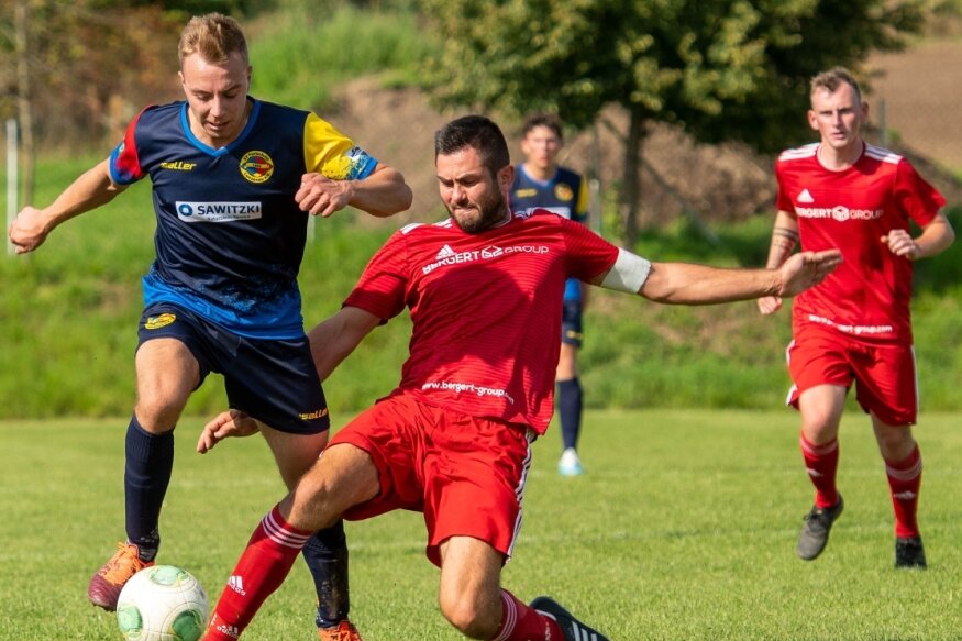 Aufstiegsanwärter im Duell - Schon in der vergangenen Saison gehörten der SSV Königshain-Wiederau, hier mit Sebastian Werner gegen Oliver Peters (l.), und der SV Fortschritt Lunzenau zu den Spitzenteams der Mittelsachsenklasse. Am Sonntag steht für beide das erste Aufeinandertreffen in dieser Spielzeit an. 