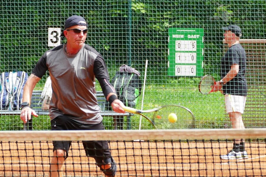 Aufstiegseuphorie der Zschopauer Tennisspieler verfliegt im Freien - Hubert Peuschel verlor gegen Schwarzenberg sein Einzel, punktete aber im Doppel mit Thomas Seifert.