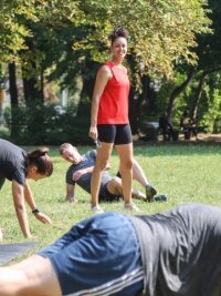 Auftakt für Sportprojekt unter freiem Himmel - Samira Otto leitete die rund 20 Männer und Frauen zu schweißtreibenden Übungen an. 
