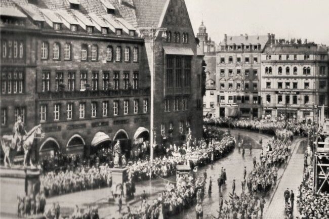 Auftakt in den Untergang - Parade zum dritten Gauparteitag der sächsischen NSDAP auf dem Markt im Juni 1931. 