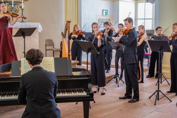 Auftakt mit Mozart und Vivaldi - Die 18 Musiker der Jungen Philharmonie Augustusburg unter Leitung von Kirchenmusiker Pascal Kaufmann wurden in den vier herausragenden und höchst anspruchsvollen Konzerten von mehr als 1450 Besuchern mit tosendem Applaus bedacht. 