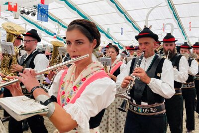 Auftakt mit Schwung: Blasmusikfestival startet in Bad Schlema - Tausende Gäste erwartet - Schon beim Einmarsch der Orchester am Freitagnachmittag fand vor vollem Festzelt statt. Hier die Kapelle aus Italien.