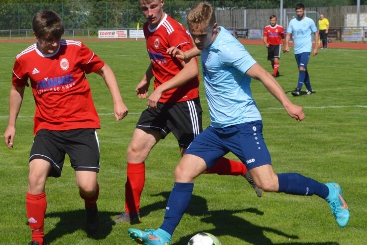 Auftakt mit zwei neuen Gesichtern - Nach sechs Jahren in der Jugendabteilung des FC Erzgebirge Aue trug der aus Marienberg stammende Florian Martin (r.) im Testspiel gegen Langenau erstmals das Motor-Trikot - und erzielte beim 8:0 ein Tor. 