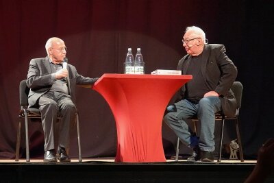 Auftritt in Zwickau: Gregor Gysi und die DDR - Gregor Gysi (l.) am Mittwochabend im Gespräch mit Moderator Jürgen Rummel. 