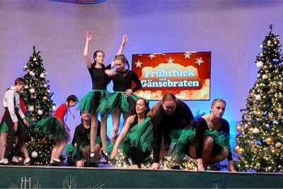 Aufzeichnung in Wernesgrün: Evergreen-Kids aus Plauen meistern ersten Fernsehauftritt - Zu „Merry Christmas everyone“ tanzen die Plauener Evergreen-Kids für „Zwischen Frühstück und Gänsebraten".