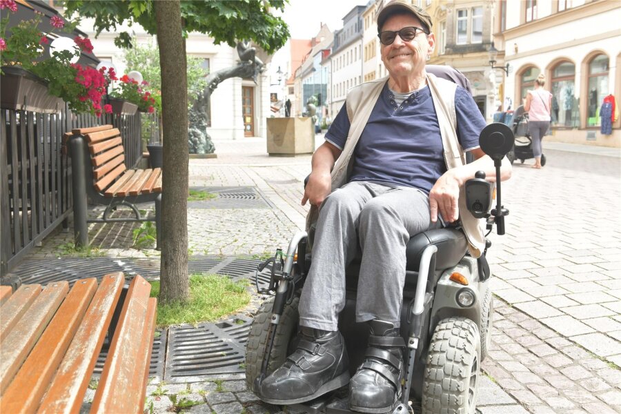 Aufzug am Bahnhof Freiberg geht nicht: Rollstuhlfahrer fühlen sich diskriminiert - Andreas Plischek aus Freiberg, hier auf der Peterstraße, ist Rollstuhlfahrer. Er benötigt auf dem Freiberger Bahnhof einen Aufzug, um zum Bahnsteig 2 zu gelangen. Sonst kann er nicht nach Dresden fahren, wo er gern mal auf der Prager Straße unterwegs ist.