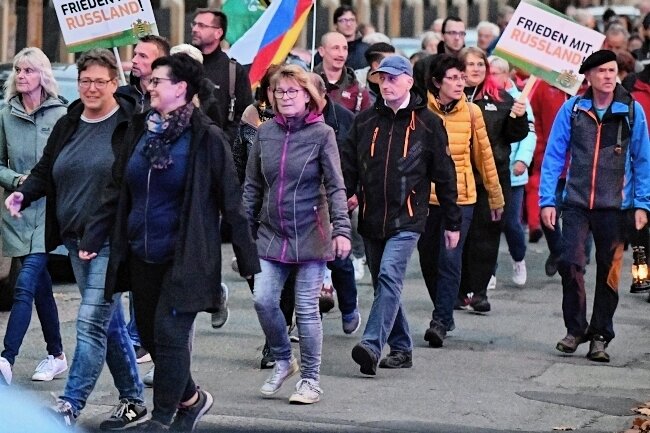 Aufzug zählt rund 735 Teilnehmer - Der Protestmarsch begann am Albertpark, führte dann zur Johann-Sebastian-Bach-Straße. 