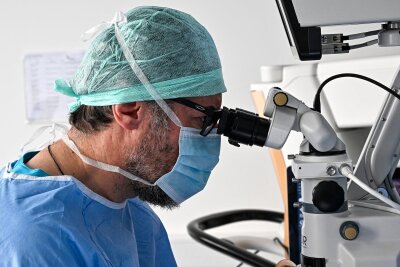 Augenarzt aus Zschopau erweitert Sprechstunde im Erzgebirge: Anmeldung so leicht wie eine Amazon-Bestellung - Augenspezialist Simo Murovski im OP-Saal.