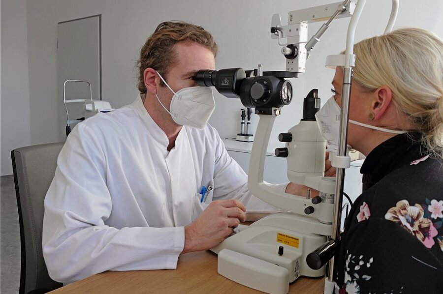 Chefarzt Dr. Thomas Knut Köhler bei einer Untersuchung. 