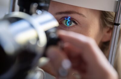 Augenarzt-Mangel in der Region: Jetzt springen Krankenhäuser ein - Eine Patientin beim Glaukom-Check beim Augenarzt (Symbolfoto). In Südwestsachsen sollen jetzt Augenärzte aus Kliniken helfen, die ambulante Versorgung abzusichern.