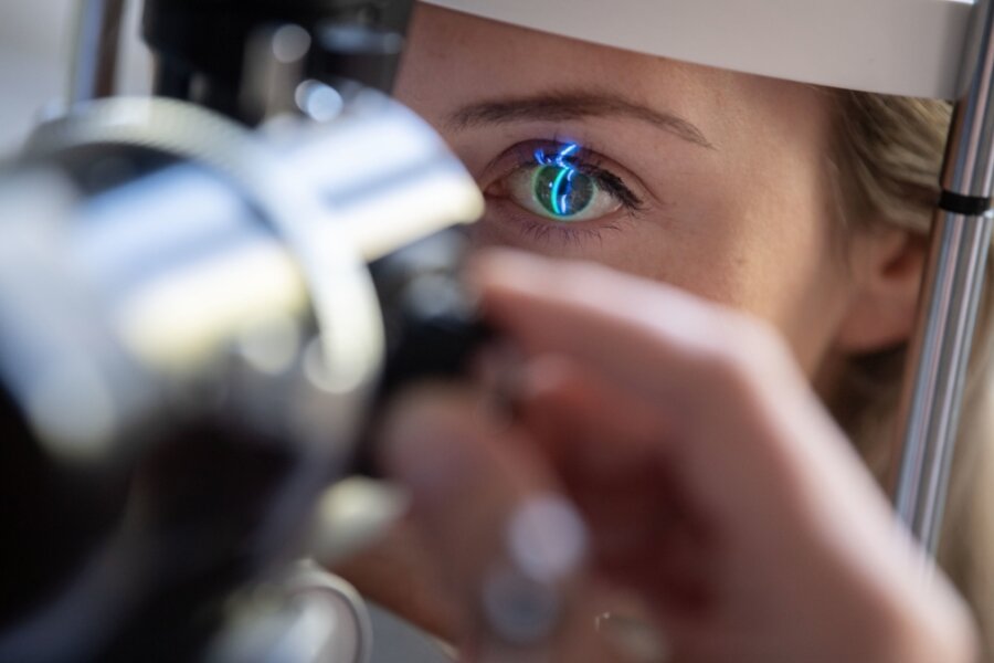 Augenarzt-Mangel in der Region: Jetzt springen Krankenhäuser ein - Eine Patientin beim Glaukom-Check beim Augenarzt (Symbolfoto). In Südwestsachsen sollen jetzt Augenärzte aus Kliniken helfen, die ambulante Versorgung abzusichern.