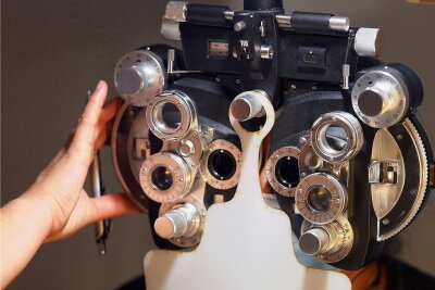 Augenarzt-Mangel: Rollende Praxis für das Vogtland geplant - Noch ist das rollende Augenmobil nicht gebaut. Es soll mit diagnostischen Geräten ausgestattet werden. Das Symbolfoto zeigt ein Messgerät zur Prüfung der Augen. 
