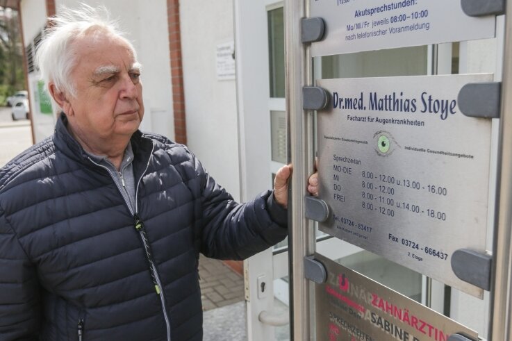 Patient Peter Barthold im Mai vor dem Eingang der noch geöffneten Augenarztpraxis in Burgstädt, die seit September geschlossen hat. 