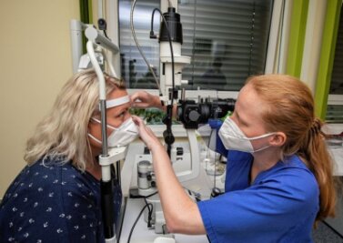 Augenarztzentrum ausgelastet - rollende Praxis verzögert sich - Im neuen Augenarztzentrum auf dem Gelände des Plauener Helios-Klinikums werden Patienten von Assistenzärzten unter Anleitung von Fachmedizinern der Augenklinik behandelt. 