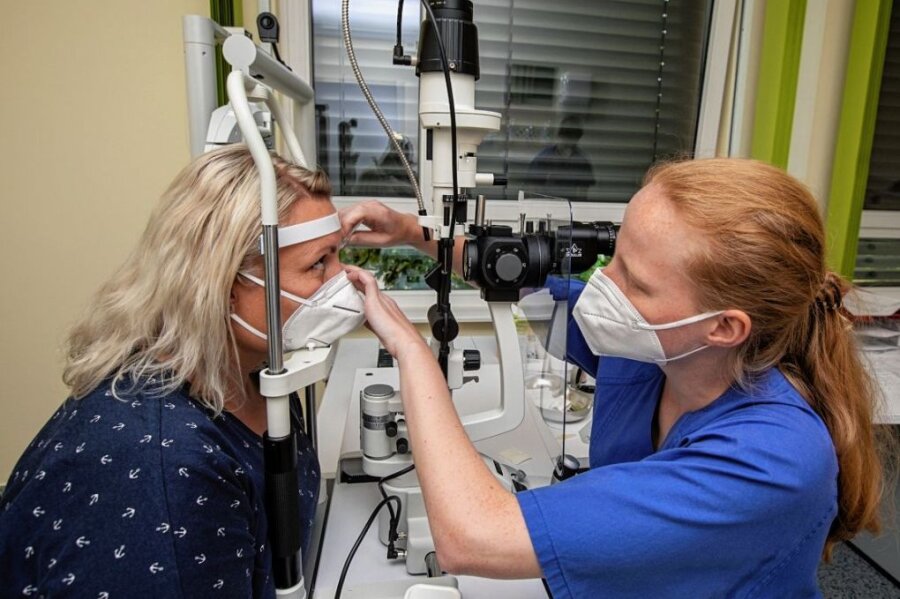 Augenarztzentrum ausgelastet - rollende Praxis verzögert sich - Im neuen Augenarztzentrum auf dem Gelände des Plauener Helios-Klinikums werden Patienten von Assistenzärzten unter Anleitung von Fachmedizinern der Augenklinik behandelt. 