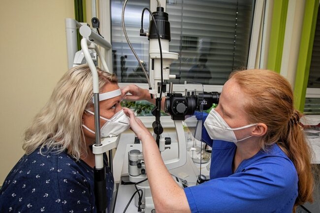 Augenarztzentrum in Plauen voll: Rollende Praxis für das Vogtland verzögert sich - Im neuen Augenarztzentrum auf dem Gelände des Helios-Klinikums werden Patienten von Assistenzärzten unter Anleitung von Fachmedizinern der Augenklinik behandelt.
