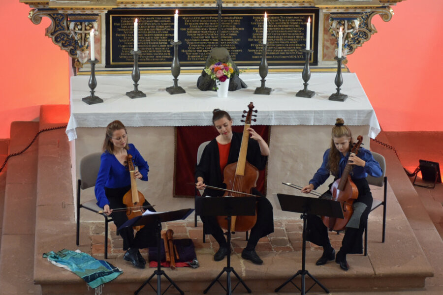Mit einem stimmungsvollen Festkonzert ist das mehrtägige Stadt- und Schlossfest aus Anlass des 450-jährigen Bestehens der Augustusburg eröffnet worden. Zu den musizierenden Gästen gehörten das Gamben-Trio "Tiefklang" (Foto) und die Blechbläser der Jungen Philharmonie Augustusburg. 