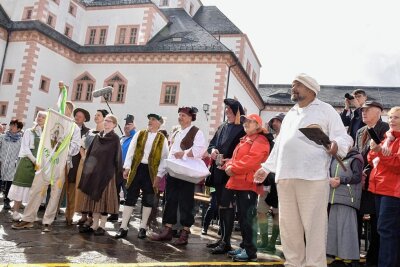 Augustusburg feiert sein Schloss mit großem Spektakel und etwa 5500 Besuchern - Als Fronbauern verkleidete Grünberger brachten während des Frondienstspektakels ihre Abgaben auf die Burg.