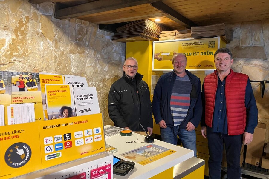 Augustusburg hat wieder eine Postfiliale - In der Post-Ecke: Jörg Hammer und Uwe Schreier vom Augustusburger Freizeitzentrum mit Bürgermeister Jens Schmidt.