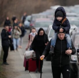 Augustusburg nimmt erste Kriegsflüchtlinge auf - Ukrainische Flüchtlinge, die hier an einem Grenzübergang stehen, werden auch in Mittelsachsen erwartet. 