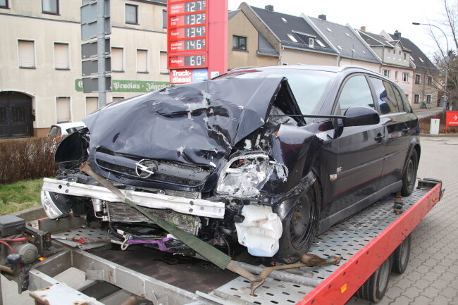Ein 33-Jähriger geriet auf der Unteren Schloßstraße in Augustusburg mit seinem Opel auf die Gegenfahrbahn und prallte mit einem Lkw zusammen.