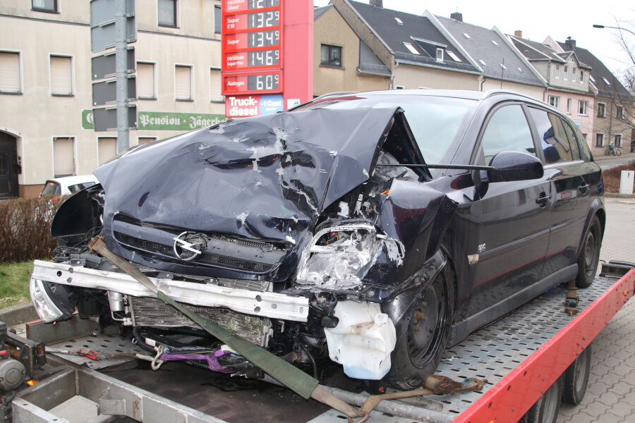Augustusburg: Opel-Fahrer bei Kollision mit Lkw schwer verletzt - Ein 33-Jähriger geriet auf der Unteren Schloßstraße in Augustusburg mit seinem Opel auf die Gegenfahrbahn und prallte mit einem Lkw zusammen.