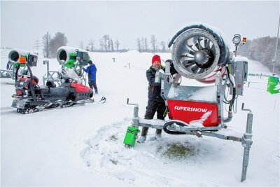 Augustusburg startet Skibetrieb am Mittwoch - Tom Klädtke und Toni Bäßler vom Skiclub Falkenau bereiten die Schneeerzeuger am Skihang für den Einsatz vor. 