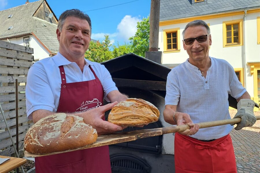 Augustusburg: Warum zwei Bürgermeister zu Brotbäckern werden - Die beiden Bürgermeister Jens Schmidt und Volker Holuscha (v. l.) hatten Spaß beim Brotbacken.