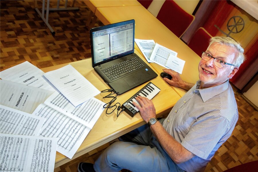 Augustusburg: Wie ein Doktor der Mathematik ein ganzes Orchester unterstützt - Zum Arrangieren nutzt der Augustusburger den Laptop und ein Midi-Keyboard. Die Arbeit erfordert nicht nur Musikalität, sondern auch Kreativität und Gründlichkeit.