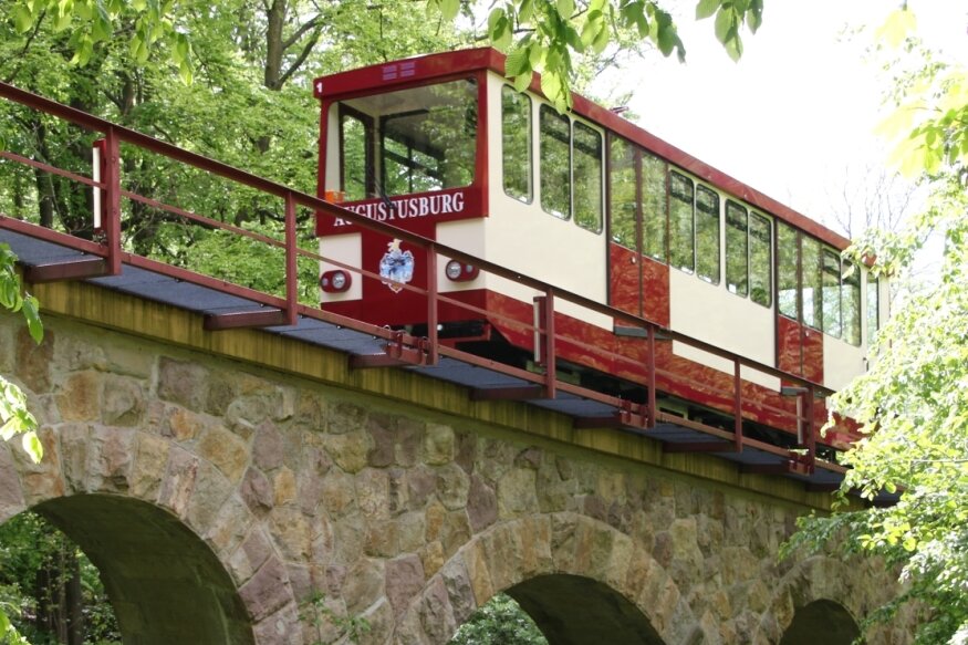 Seit 110 Jahren bringt die Drahtseilbahn Augustusburg Passagiere von Erdmannsdorf nach Augustusburg und wieder zurück. 