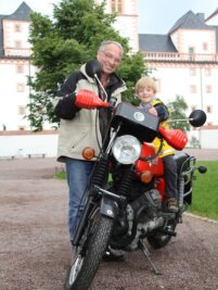 Augustusburger hat MZ und Moto Guzzi verschraubt - Der vierjährige Karl durfte seinen Großvater Axel Fey beim Ausflug nach Augustusburg begleiten. Das Eigenbaumotorrad wird Teil der Sonderschau, die zu den Sommerferien im Motorradmuseum öffnet.