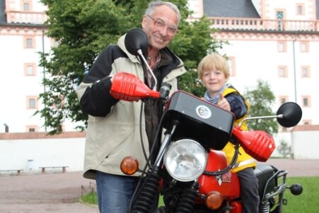 Der vierjährige Karl durfte seinen Großvater Axel Fey beim Ausflug nach Augustusburg begleiten. Das Eigenbaumotorrad wird Teil der Sonderschau, die zu den Sommerferien im Motorradmuseum öffnet.