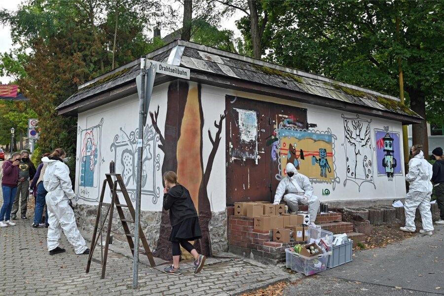 Augustusburger Jugend spinnt farblich um - In Augustusburg ist ein altes Trafohäuschen umgestaltet worden. Zehn junge Leute haben Graffitis auf das Mauerwerk aufgesprüht.
