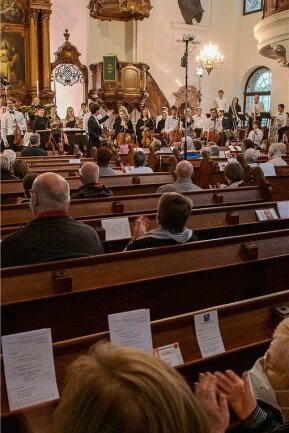 Endlich wieder Konzert: 240 über die ganze Augustusburger Stadtkirche verteilte Zuhörer spendeten der Jungen Philharmonie Augustusburg am Samstag und Sonntag begeistert Applaus. 