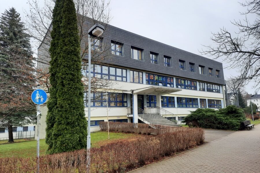Leere Klassenzimmer: Nach einer Bombendrohung wurde das Regenbogen-Gymnasium in Augustusburg am Dienstag geräumt. Die Schule arbeitet das Geschehene jetzt auf, die Schüler haben am Mittwoch frei. 