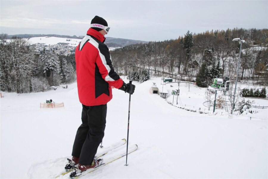 Augustusburger Skihang für Wintersportler geöffnet - Ein Skifahrer aus Flöha war der erste Nutzer des Augustusburger Skihangs in der diesjährigen Saison.